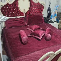 تخت خواب چوبی تاج دار و رو تختی مخمل ایتالیایی|تخت و سرویس خواب|تهران, قیام|دیوار