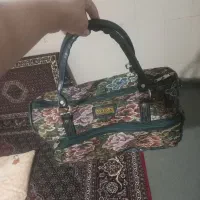 یک عدد ساک دستی وچمدان