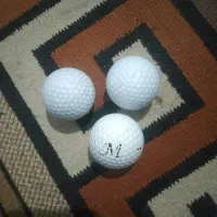 سه عدد توپ گلف و دو عدد سردنده