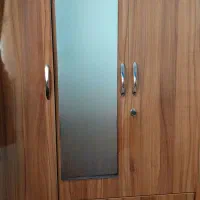 ​ کمد لباس جادار و شیک با آینه قدی و کشو