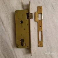 کلکسیون قفل  و بست داخل درب
