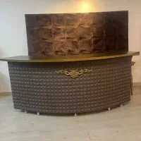 میز بار و صندلی به همراه دیوار مخمل پشت