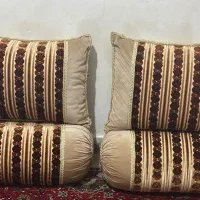 بالشت و‌ پشتی قیمت پارچش و‌ پر و بقیهش خیلی بیشتره