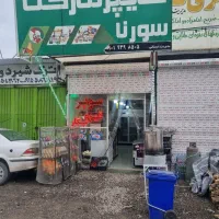 فروشنده خانم برای کار در سوپر مارکت