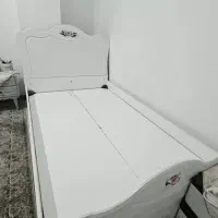 تخت سفید آپادانا در حد نو با تشک و پاتختی