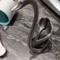 یکعدد قو با قاشق چایخوری