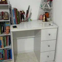 میز تحریر و کامپیوتر