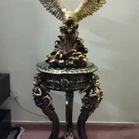 میز و مجسمه ی دکوری