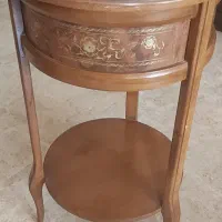 میز چوبی زیر اباژور وتلفن پایه بلند