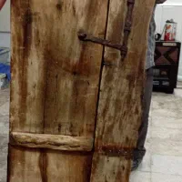 درب خانه قدیمی|کلکسیون اشیاء عتیقه|قم, شهدا|دیوار