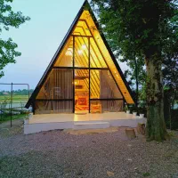 اجاره-کلبه-سوئیسی-ویو-جنگلی-و-تراس-دلنشین