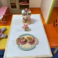 مربی در خانه ی بازی