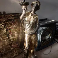 یک عدد مجسمه جنس رزین