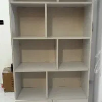 کمد کتابخانه بسیار جا دار رنگ سفید نونو هست
