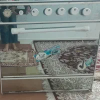 اجاق گاز و میز تلویزیون در حد نو