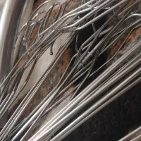 مقداری آویز لباس در رنگهای سفید سیاه و فلزی