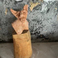 مجسمه سفالی. با پایه چوبی