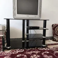 تلویزیون --- زیر تلویزیونی به همراه دستگاه دیجیتال