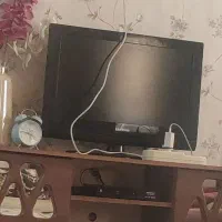 زیر میز تلویزیون