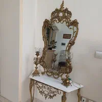 اینه و شمعدان و لوستر و تلفن و میز برنجی