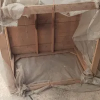 یک عدد کرسی چوبی و یک عدد دار قالی