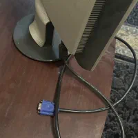 مانیتو‌ال جی و میز کامپیوتر سبک