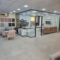 منشی خانم برای کار در دفتر طراحی و دکوراسیون داخلی