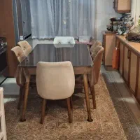 فروش میزنهارخوری ۶نفره درحدنو بسیارزیبا وسالم