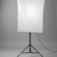 یک عدد سافت باکس و نور با ۳پایه کاملا نو و سالم