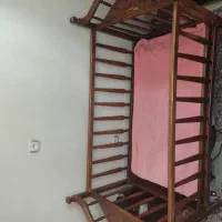 تخت قدیمی کودک
