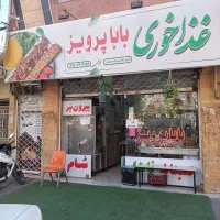 صندوقدار با کانترکار و کمک اشپز