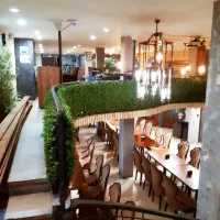 صندق دار،کمک فست فود زن،ایرانی کار کمکی،سالن کار