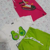 تعدادی تاپ و تی شرت و شلوارک و شلوار