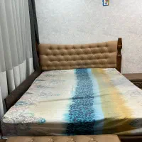 تخت ۲ نفره با پا تختی و اینه و میز آرایش و تشک