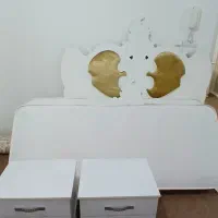 تخت خواب دو نفره به همراه دو پا تختی و دو تا تشک