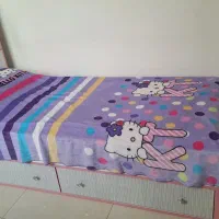 تخت نوجوان پسر و دختر