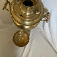 سماور مسوار قدیمی با جام زیر آن