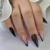 آموزش و کاشت ناخن