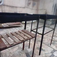 منقل ایستاده.