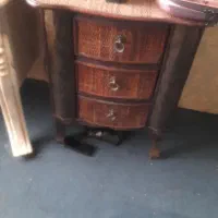 میز کنار سالنی