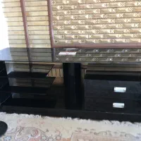 میز‌ تلویزیون شیشه ای کاملا تمیز بدون خطو خش