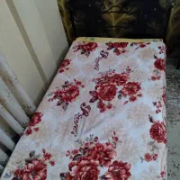 تخت خواب و آینه