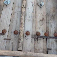 یک عدد درب حیاطی چوبی با دوعدد پنجره چوبی