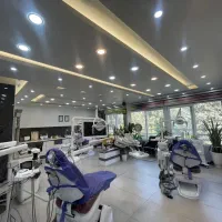 دندانپزشک متخصص درمانی ریشه  با پروانه طبابت