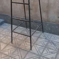 چهار پاییه بلند و محکم با فلز محکم