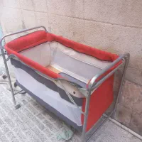 تخت کنار مادر