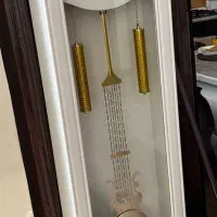 ساعت ایستاده و ویترین چوبی