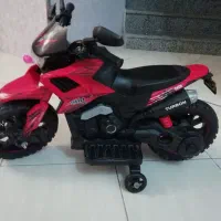 موتور شارژی دو موتوره کوچیک درحد نو|اسباب‌بازی بچه|شیراز, شهرک والفجر|دیوار