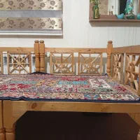 تخت سنتی با رنگ طبیعی چوب