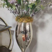 دوعدد گل وگلدان